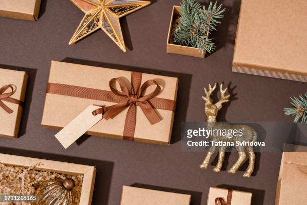 brown gift boxes with gift tag decorations and christmas tree branch - gift tag and christmas stockfoto's en -beelden