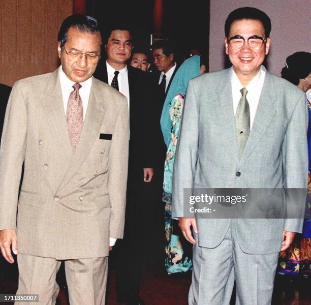 Malaysian Prime Minister Mahathir Mohamad accompaning with his Chinese counterpart Li Peng during a farewell call in Kuala Lumpur 23 August. Li left...