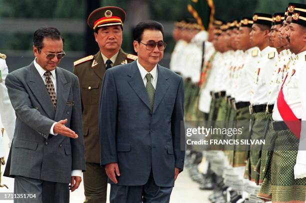 Malaysian Prime Minister Mahathir Mohamad shows the way to his Chinese counterpart Li Peng during a welcoming ceremony at parliament square 21...