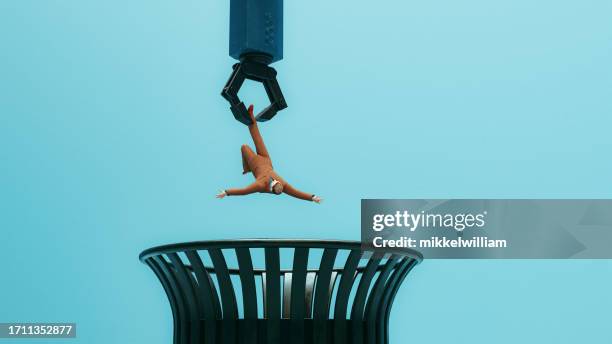 un bras robotique jette l’homme à la poubelle - remplacement photos et images de collection