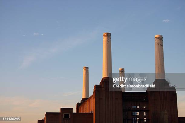 battersea power station at dawn - battersea power station stockfoto's en -beelden