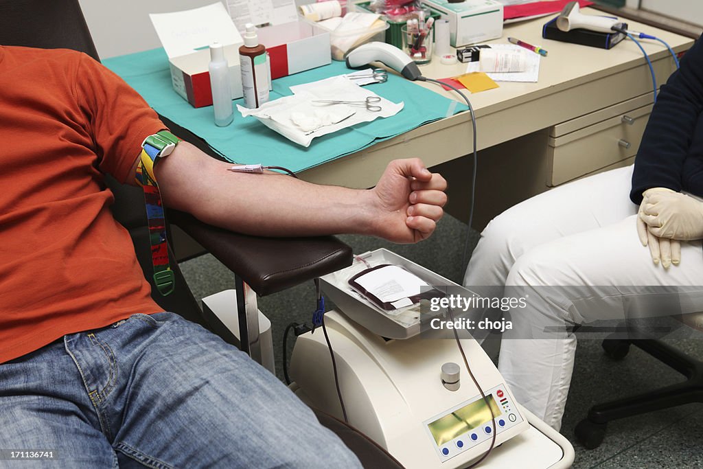 Hombre la donación de sangre en un banco de sangre