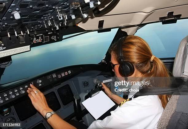 bonito jovem piloto no trabalho - airline pilot imagens e fotografias de stock