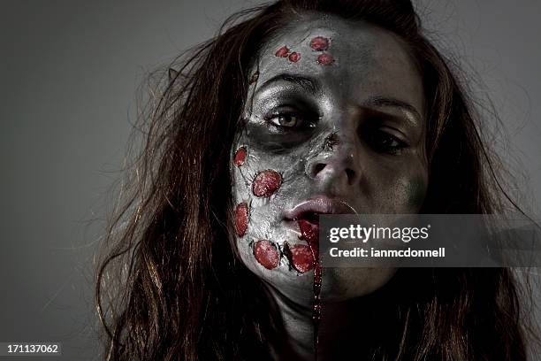 zombi - zombie makeup fotografías e imágenes de stock