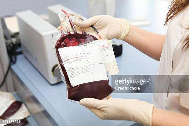 doctor in a blood bank holding  bag  with red cells - blood bag 個照片及圖片檔