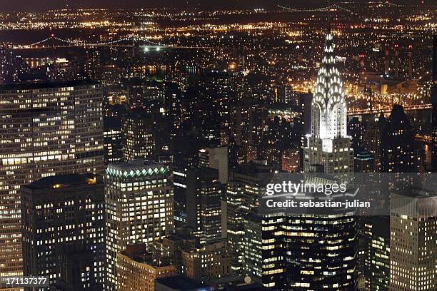 ニューヨークの摩天楼とクライスラービルの夜景 - クライスラービル ストックフォトと画像