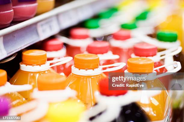 saft im supermarkt - softdrinks bottle stock-fotos und bilder