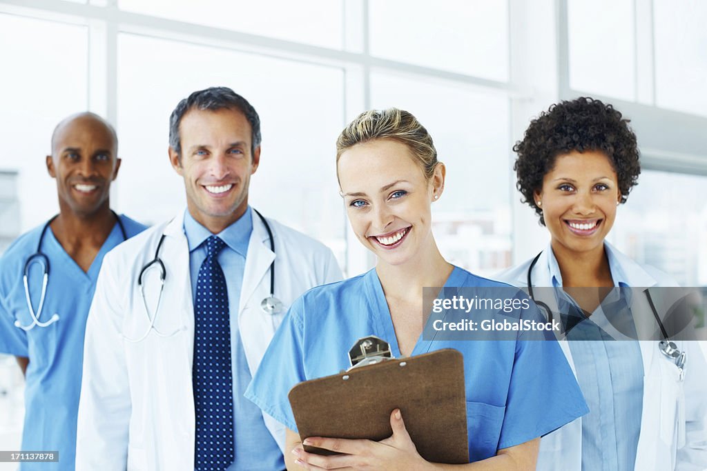 Portrait de réussie des médecins debout ensemble et souriant
