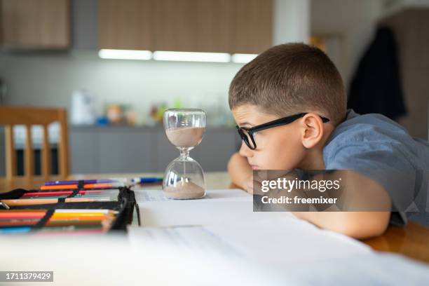 aburrido de la tarea - hourglass books fotografías e imágenes de stock