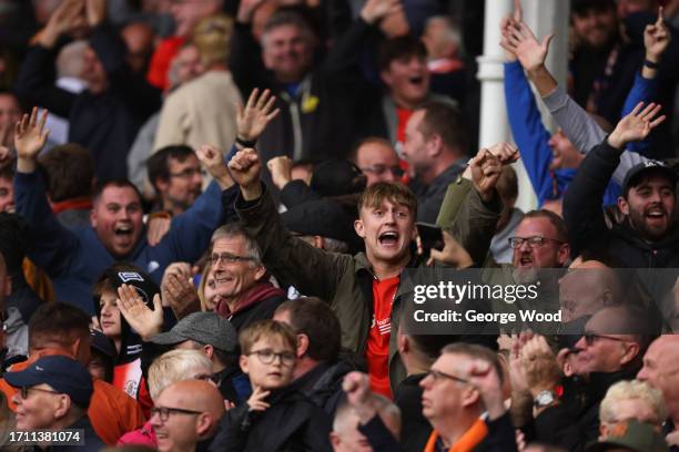 Lutton Fans 6,966 Park Town Luton Stock Photos, High-Res Pictures, and Images ...