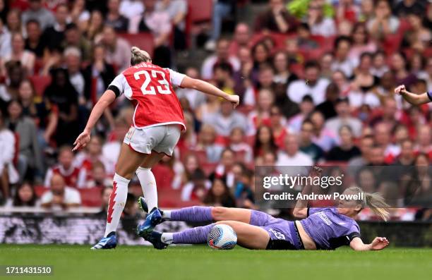 Gemma Bonner of Liverpool Women competing with Cloe Lacasse of Arsenal Women during the Barclays Women's Super League match between Arsenal FC and...