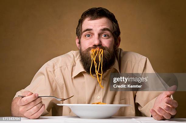 engraçado homem comer massa - spaghetti imagens e fotografias de stock