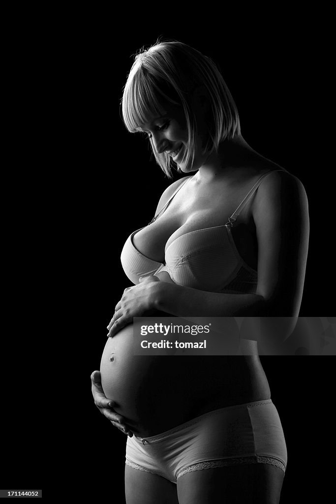 Schwangere Frau hält ihr Bauch