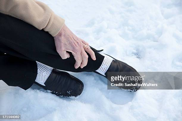 broken knöchel nach herbst im schnee - slippery stock-fotos und bilder