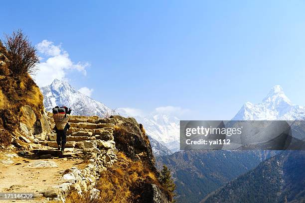 porter &amp; mt. everest, - sherpa nepal stock pictures, royalty-free photos & images