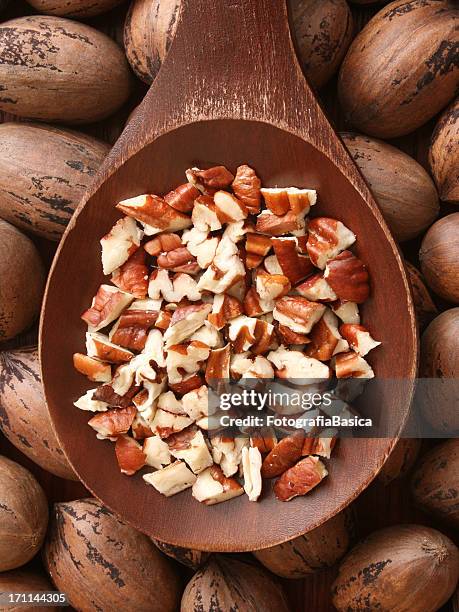 cortado pecans - pacana fotografías e imágenes de stock