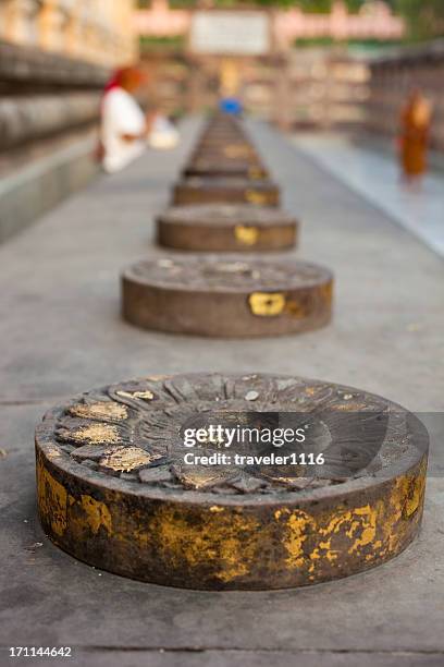 buddha's path to enlightenment in bodhgaya, india - mahabodhi temple stock pictures, royalty-free photos & images