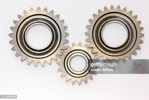 tres engranajes de acero de automóviles aislado - piñón rueda dentada fotografías e imágenes de stock