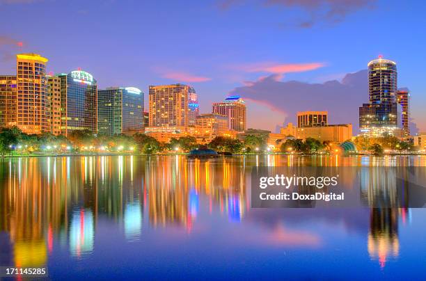 orlando vista da cidade no lago eola - orlando florida imagens e fotografias de stock