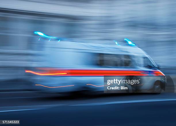 carro de polícia e ambulância de velocidade, movimento desfocado, londres, inglaterra - ambulance imagens e fotografias de stock