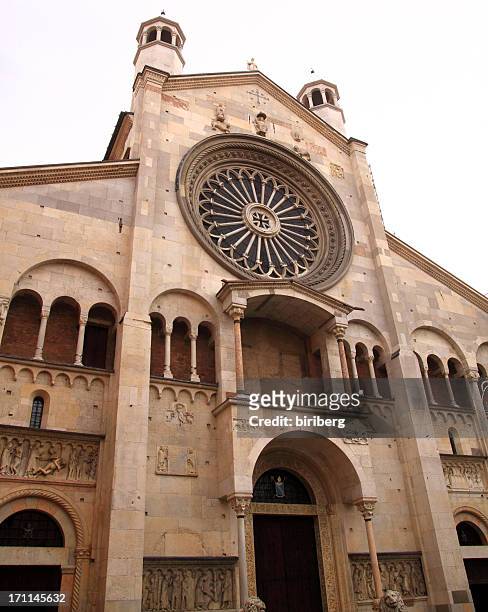 modena, cathedral: the main facade with gothic rose window - modena stockfoto's en -beelden