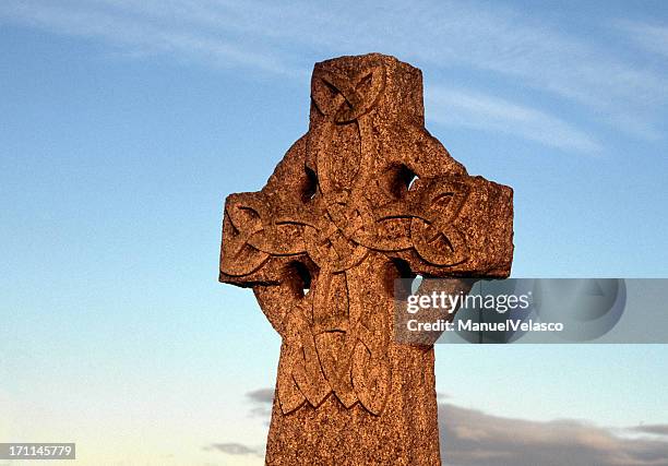 cross with celtic knot - france v scotland stock pictures, royalty-free photos & images