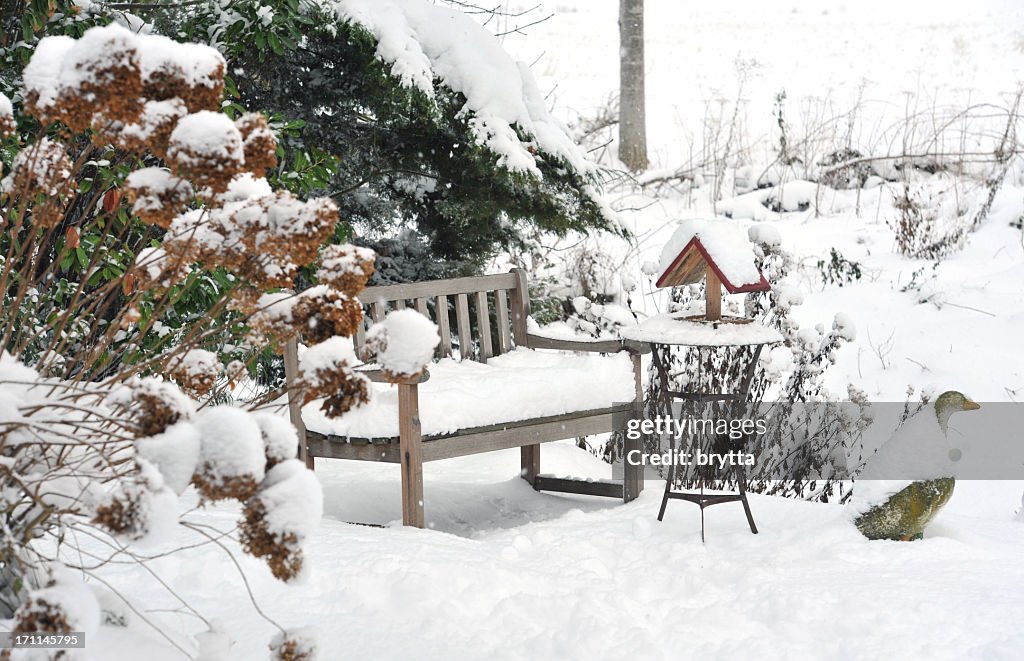 Winter garden mit Tisch, Vogelfutterspender, Beistelltisch, stone goose