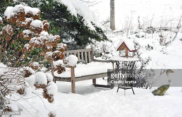 冬の庭園、ベンチ、鳥の餌箱、サイドテーブル、ストーングレーグース - formal garden ストックフォトと画像