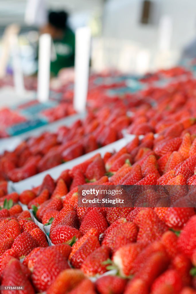 Sur le marché: Des fraises
