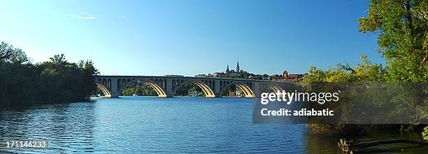 key bridge from roosevelt island - potomac river bildbanksfoton och bilder