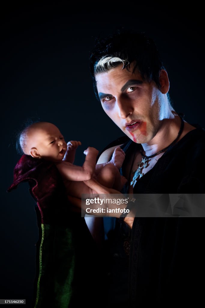 Männlicher Vampir und ein baby.