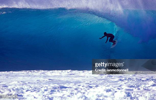surfer auf blauen welle - big wave surfing stock-fotos und bilder