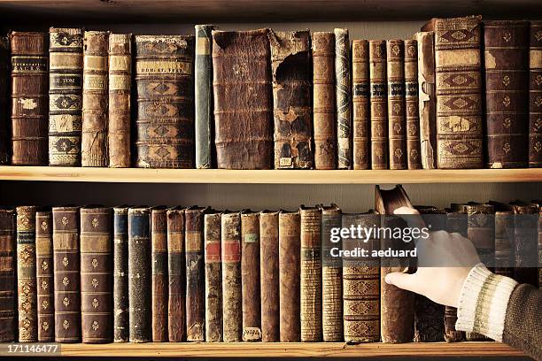 tome a la derecha, libro - enciclopedia fotografías e imágenes de stock