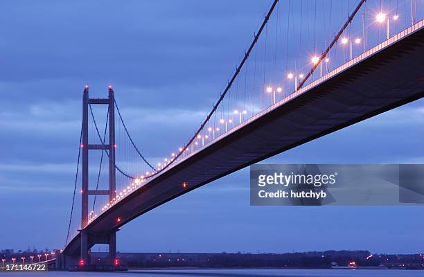humber bridge at twilight - humber bridge stock pictures, royalty-free photos & images