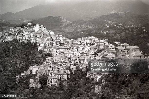 village on mountain - mafia stockfoto's en -beelden