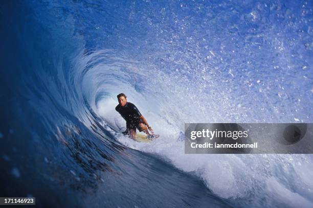cómo barrelled - surfista fotografías e imágenes de stock