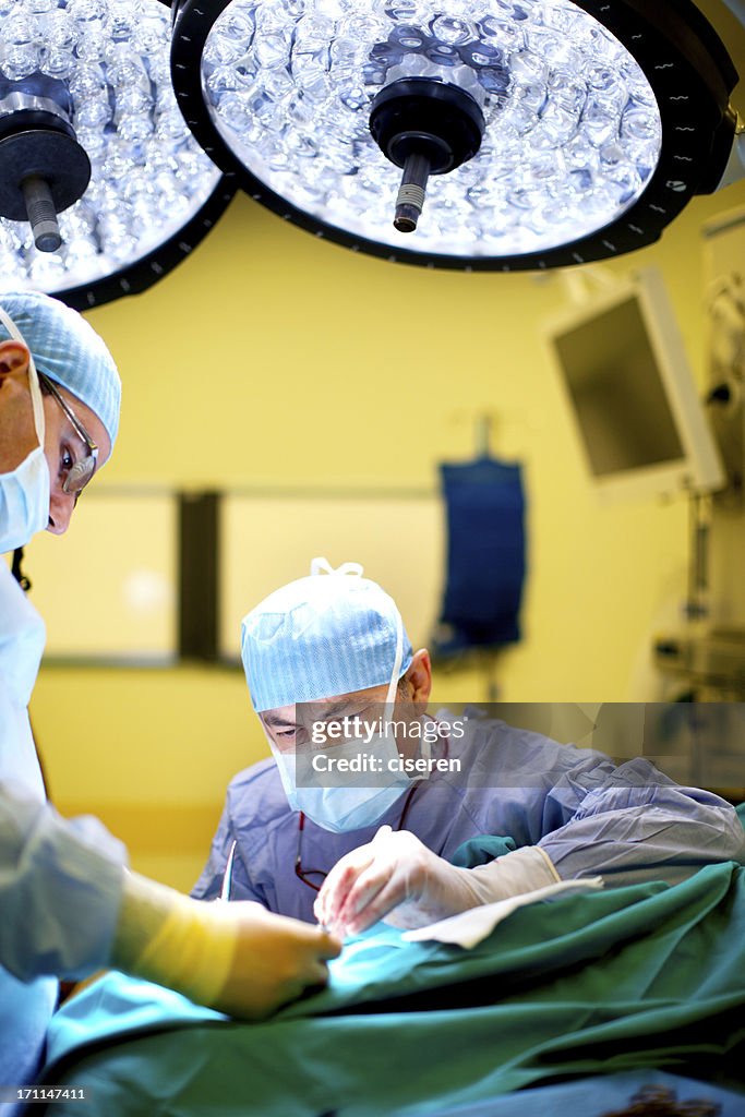 Ärzte performing Chirurgie