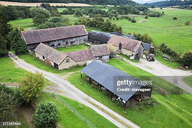 granja y campiña del condado de shropshire, - edificio agrícola fotografías e imágenes de stock