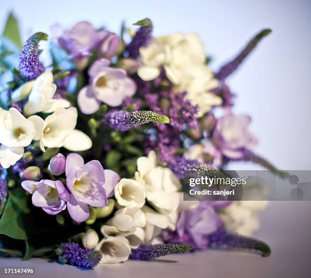 bouquet de fleurs - composition florale photos et images de collection