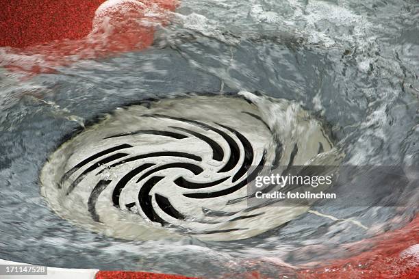 wasser fließt den bach runter - canalisation stock-fotos und bilder