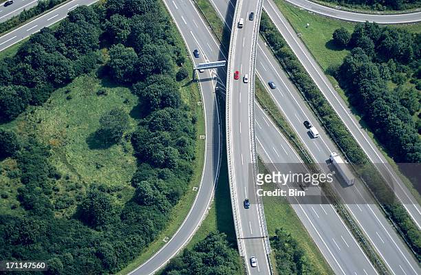 vue aérienne d'une intersection de l'autoroute - royaume uni photos et images de collection