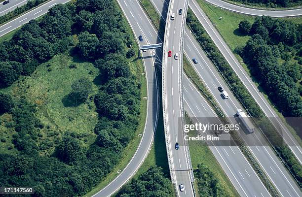 空から見た、高速道路の交差点 - uk ストックフォトと画像