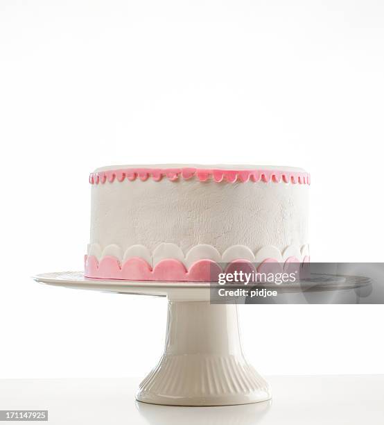 birthday cake on cakestand - verjaardagstaart stockfoto's en -beelden