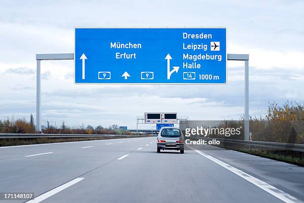 road sign auf deutsche autobahn/autobahn - schild stock-fotos und bilder