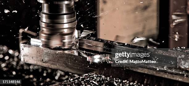 cnc fr&#228;ser in progress - metal industry stockfoto's en -beelden