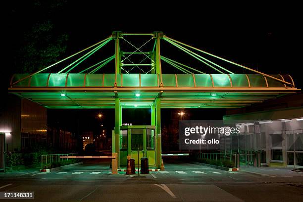 iluminado verde entrada de puerta - barrera de seguridad raya indicadora fotografías e imágenes de stock