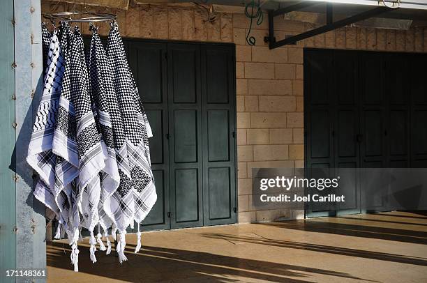 arabische keffiyehs - keffiyeh stock-fotos und bilder