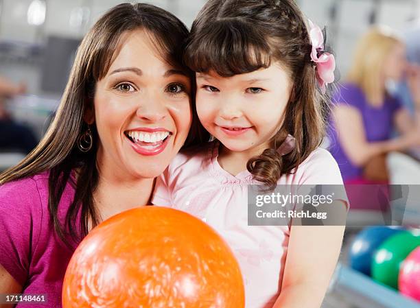 mutter und tochter-bowling - family bowling stock-fotos und bilder