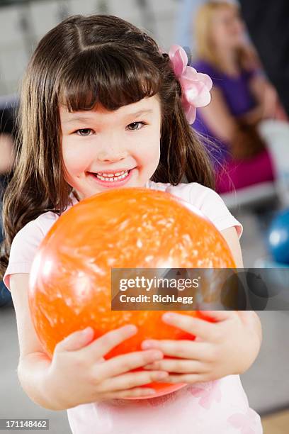 kleines mädchen melone - family bowling stock-fotos und bilder