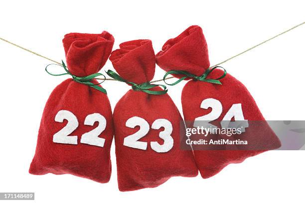 red christmas taschen für adventskalender auf einer schnur - adventskalender stock-fotos und bilder